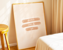 Lade das Bild in den Galerie-Viewer, Schlafzimmer Dekoration mit großem Poster mit Spruch glücklich steht dir gut in Beigetönen
