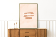 Lade das Bild in den Galerie-Viewer, Typografie Poster mit Spruch glücklich steht dir gut

