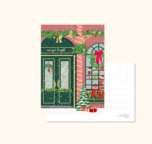 Lade das Bild in den Galerie-Viewer, weihnachtliche Postkarte in klassischem Design mit Weihnachtsladen in festlichen Farben. Das Foto zeigt sowohl die Forder- als auch die Rückseite der Postkarte
