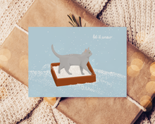 Lade das Bild in den Galerie-Viewer, humorvolle Weihnachtskarte mit Illustration einer Katze im Katzenklo und Spruch let it snow
