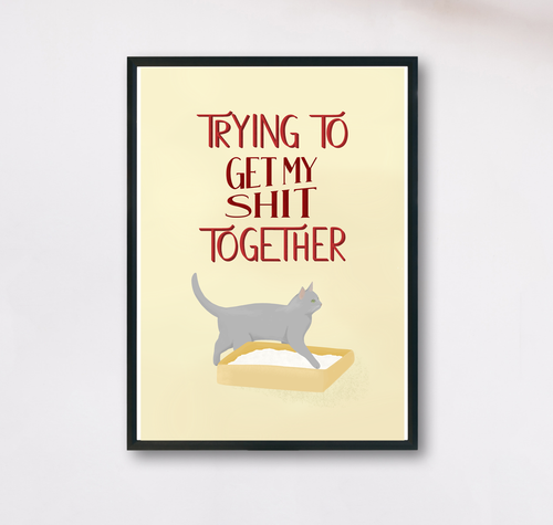 lustiges Poster mit Spruch trying to get my shit together und assender Illustration einer Katze im Katzenklo als Erinnerung, sich selbst und eigene Fehler nicht zu ernst zu nehmen