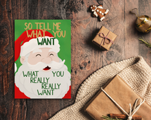 Lade das Bild in den Galerie-Viewer, Das Foto zeigt Weihnachtsgeschenke mit einer passenden lustigen Weihnachtskarte, auf der ein Weihnachtsmann mit englischem Spruch zu sehen ist, der in den 90er Jahren geborene nostalgisch an ihre Jugend erinnern wird.

