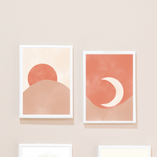 Lade das Bild in den Galerie-Viewer, Zwei Poster Mond und Sonne im boho Stil in warmen Farben minimalistisch gestaltet
