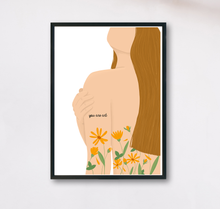 Lade das Bild in den Galerie-Viewer, Kunstdruck mit reminder you are art und Illustration einer nackten Frau mit Blumen Tattoos
